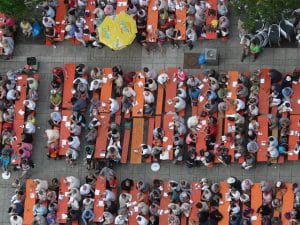 Richtige Bierzeltgarnitur Maße sorgen für die perfekte Atmosphäre