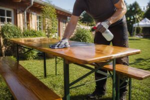 Bierzeltgarnitur für die Festsaison vorbereiten: Pflege, Kontrolle und kleine Reparaturen